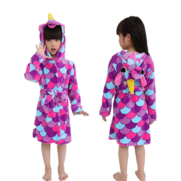 Deux fillettes portant des peignoirs d'hiver à capuche en forme de licorne rose et violet. Vue de face et de dos, le peignoir est fait d'un tissu doux et moelleux., 45502345543935,45502345576703,45502345609471,45502345642239,45502345675007,45502345707775,45502345740543,45502345773311 | Licorne Shop