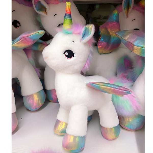 Photo d'un groupe de peluches licornes blanches avec des détails arc-en-ciel sur la crinière, la queue, les ailes et les sabots. L'image met en valeur la douceur et l'attrait enfantin des jouets., 45501420208383 | Licorne Shop
