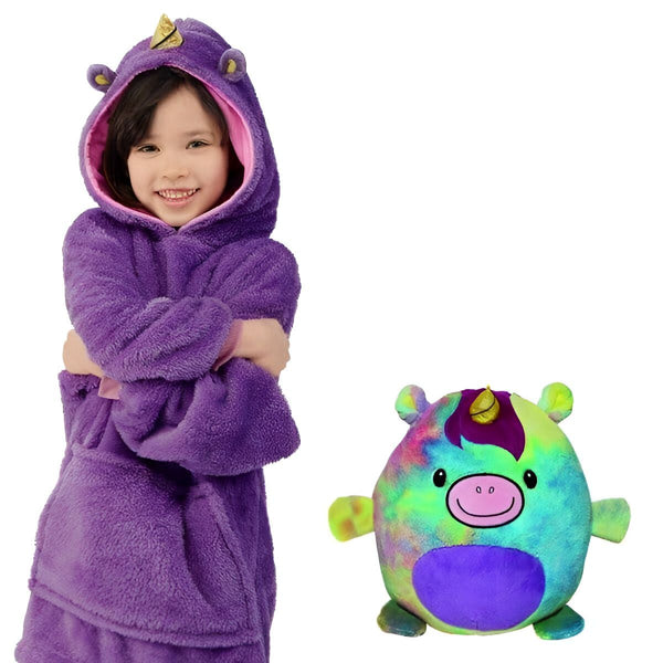 Image d'une jeune fille souriante portant un sweat à capuche licorne violet en molleton et une peluche licorne colorée à ses côtés sur un fond blanc. Vêtement enfant, mode enfantine, cadeau pour enfants, jouet., 45501420863743 | Licorne Shop