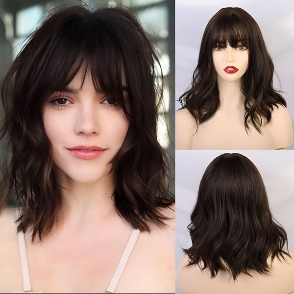 Photo de femme portant une coupe de cheveux mi-longue et ondulée avec une frange. Trois images en une : une femme, une perruque sur un mannequin de face et de dos. Cheveux bruns châtain foncé., 45501412180223 | Licorne Shop