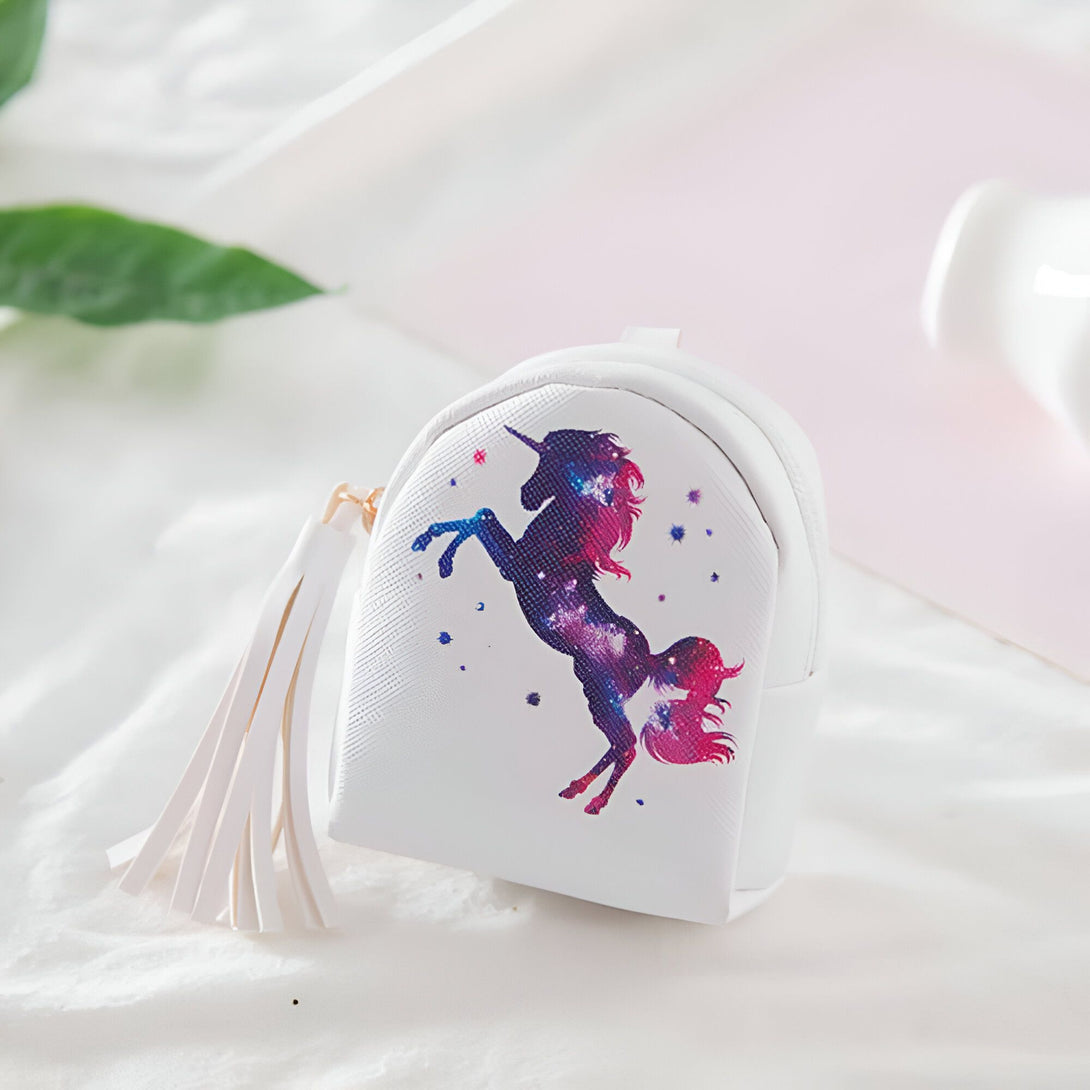 Petit sac à dos blanc pour enfants avec image d'une licorne galopante violette et bleue, et une frange décorative blanche., 45501166420223 | Licorne Shop