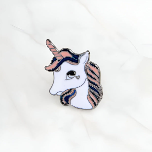 Broche émail représentant la tête d'une licorne blanche, avec une crinière rose et bleue, et une corne rose., 45502390436095 | Licorne Shop