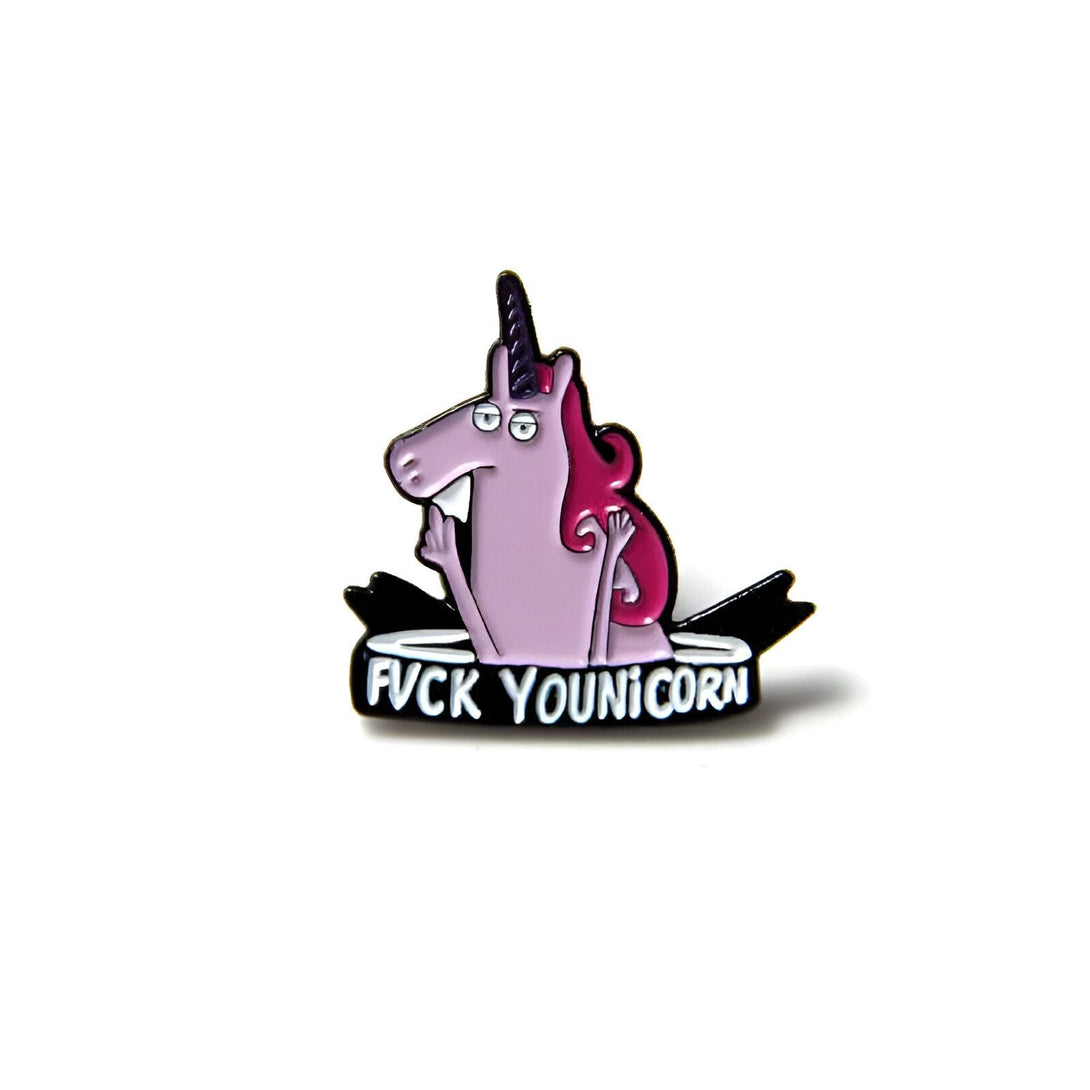 Épinglette humoristique d'un licorne rose faisant un doigt d'honneur avec le texte "FVCK YOUNICORN" écrit en dessous. Un accessoire décalé et ironique pour les fans d'humour noir et de créatures mythiques., 45502390468863 | Licorne Shop
