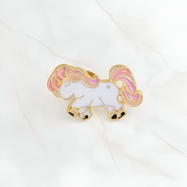 Broche émaillée d'un poney blanc avec une crinière et une queue roses et des bordures dorées. Accessoire mignon pour personnaliser un sac ou une veste. Bijou fantaisie pour les amoureux des chevaux., 45501796450559 | Licorne Shop