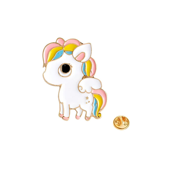 Broche émaillée représentant un mignon petit licorne blanc avec des crins multicolores (rose, jaune, bleu) et de petites ailes. Fermoir papillon doré visible à côté., 45501796581631 | Licorne Shop