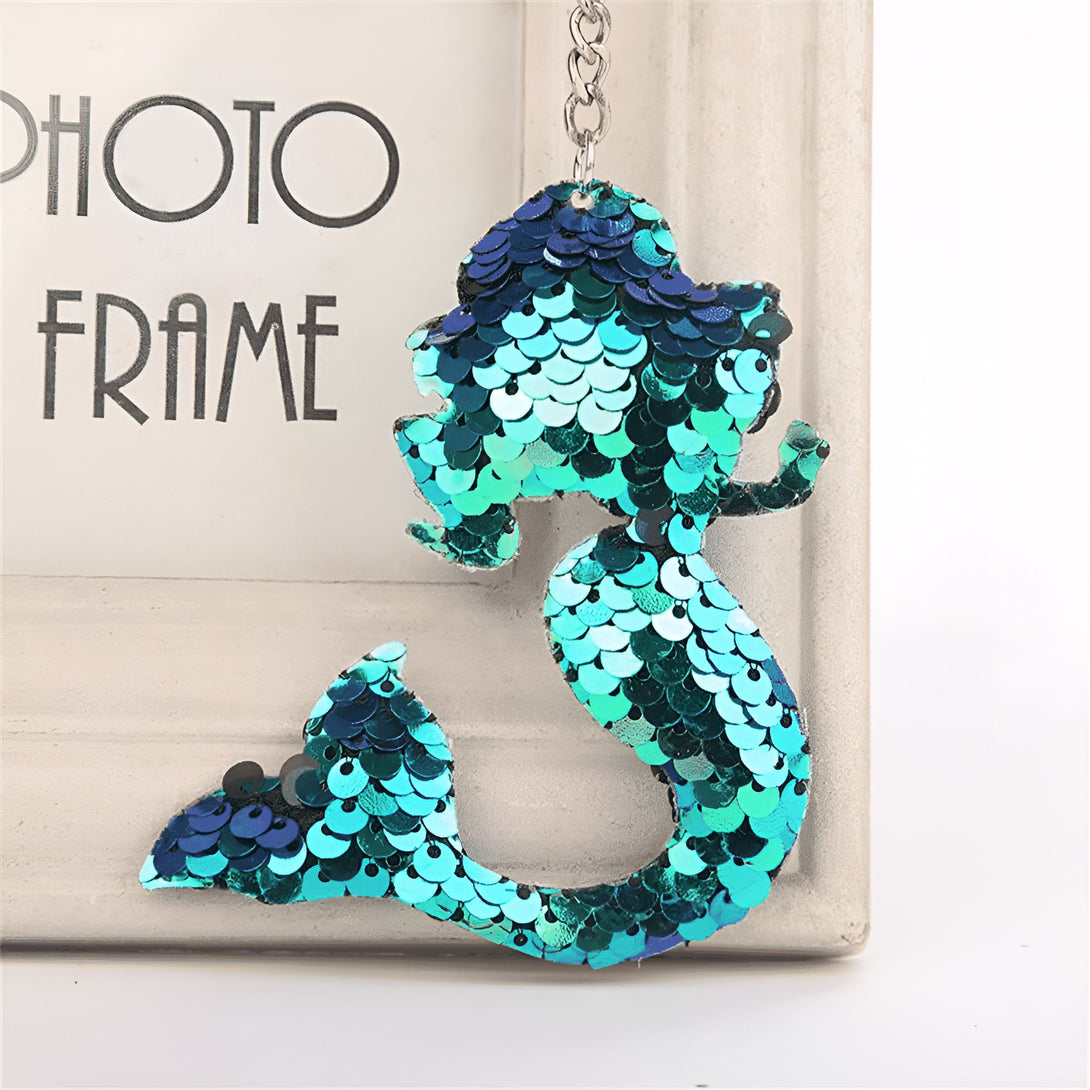 Pendentif sirène à paillettes bleues et vertes, accessoire de mode fantaisie pour sac ou porte-clés. Décoration originale avec une queue de poisson scintillante., 45501158523135 | Licorne Shop