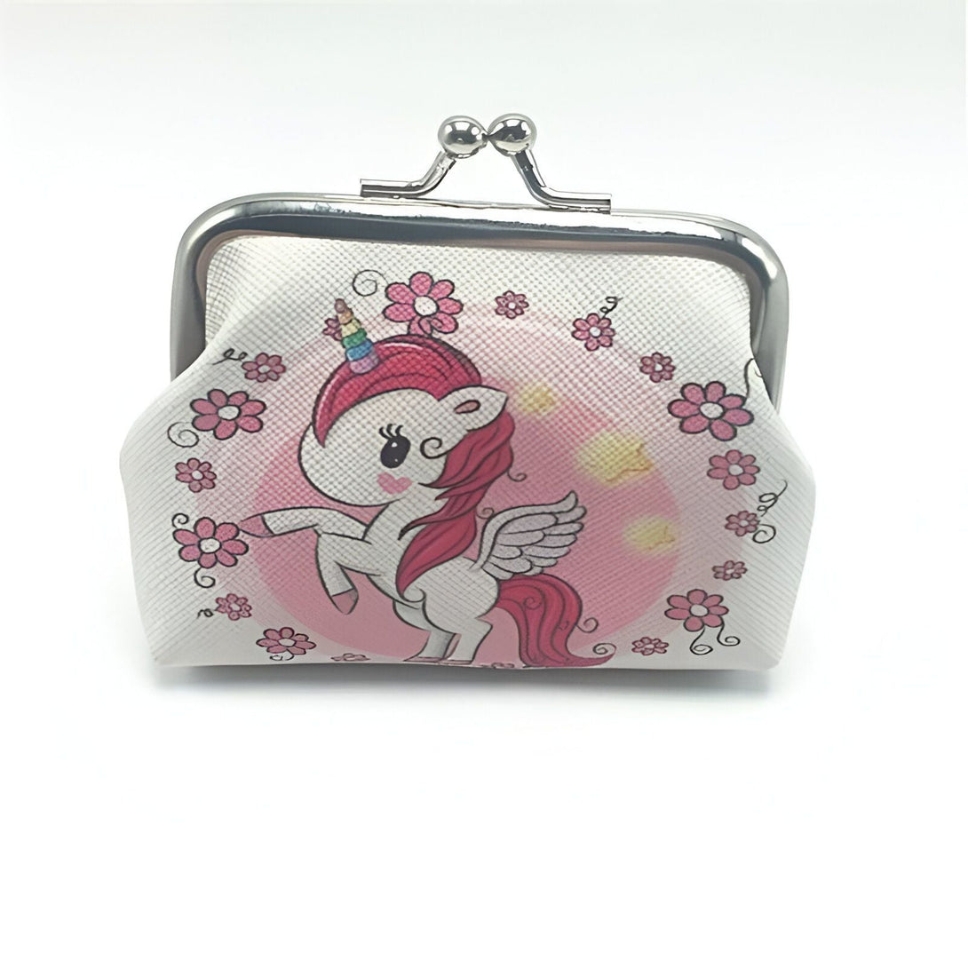Porte-monnaie blanc décoré d'un dessin de licorne rose avec des ailes, une corne arc-en-ciel et des fleurs roses, fermé par un fermoir métallique., 45501373677823 | Licorne Shop