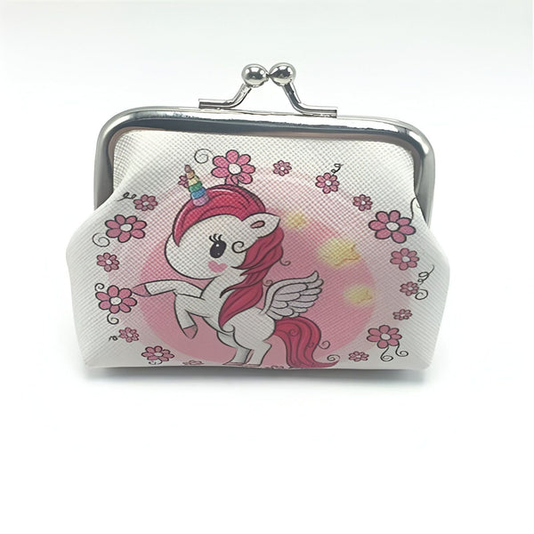 Porte-monnaie blanc décoré d'un dessin de licorne rose avec des ailes, une corne arc-en-ciel et des fleurs roses, fermé par un fermoir métallique., 45501373677823 | Licorne Shop