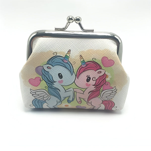 Porte-monnaie blanc avec fermoir métallique. Motif de deux licornes ailées, une bleue et une rose, entourées de coeurs roses sur fond pastel., 45501373645055 | Licorne Shop