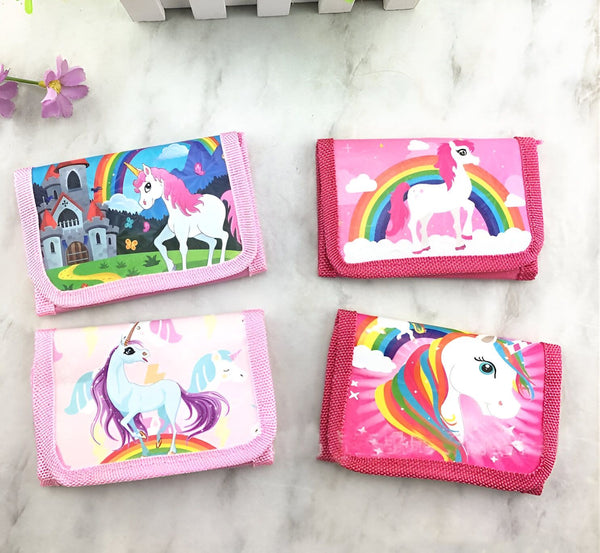 Quatre portefeuilles roses avec motifs de licornes et arc-en-ciel, idéal pour les enfants. Accessoire mignon et pratique pour ranger de l'argent de poche., 45501177200895 | Licorne Shop