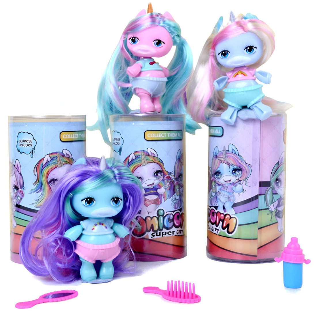 Photo de trois poupées licornes "Poopsie Unicorn Surprise", chacune avec des couleurs de cheveux différentes et présentées sur leurs boîtes respectives. Un biberon bleu et rose et des peignes roses sont également visibles., 45501394256127 | Licorne Shop