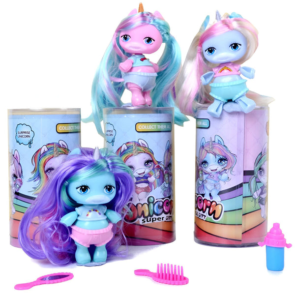 Photo de trois poupées licornes "Poopsie Unicorn Surprise", chacune avec des couleurs de cheveux différentes et présentées sur leurs boîtes respectives. Un biberon bleu et rose et des peignes roses sont également visibles., 45501394256127 | Licorne Shop