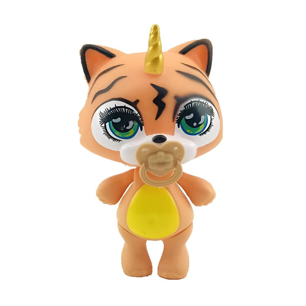 Figurine d'un bébé tigre orange avec un motif rayé noir, un ventre jaune, de grands yeux bleus et une tétine dans la bouche. Il y a une petite corne dorée sur le dessus de sa tête., 45502406885631 | Licorne Shop
