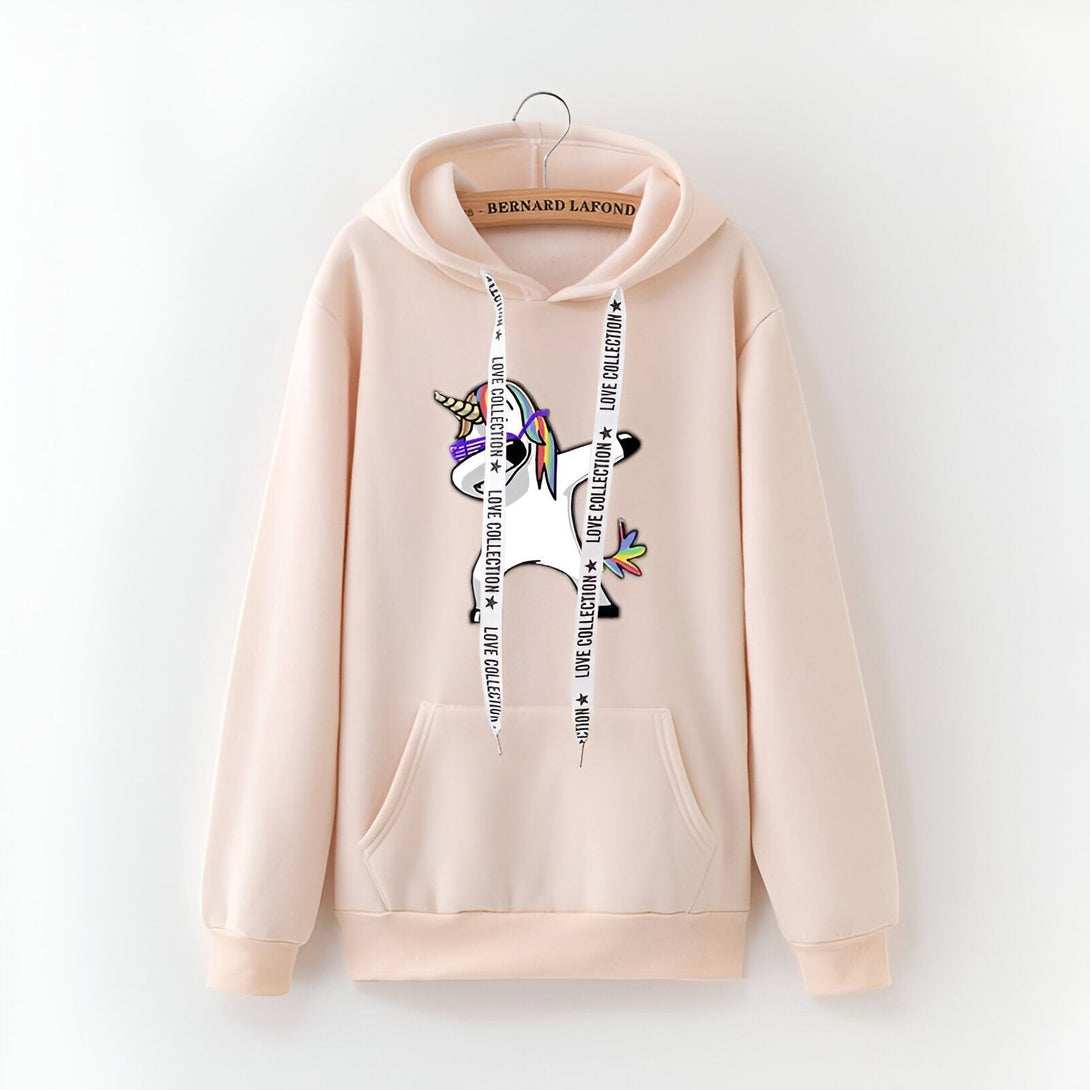 Une image d'un sweat à capuche rose avec une licorne qui fait la dab. La licorne porte des lunettes de soleil et une corne en forme de spirale. Le sweat à capuche est également doté d'un cordon de serrage rose et blanc.