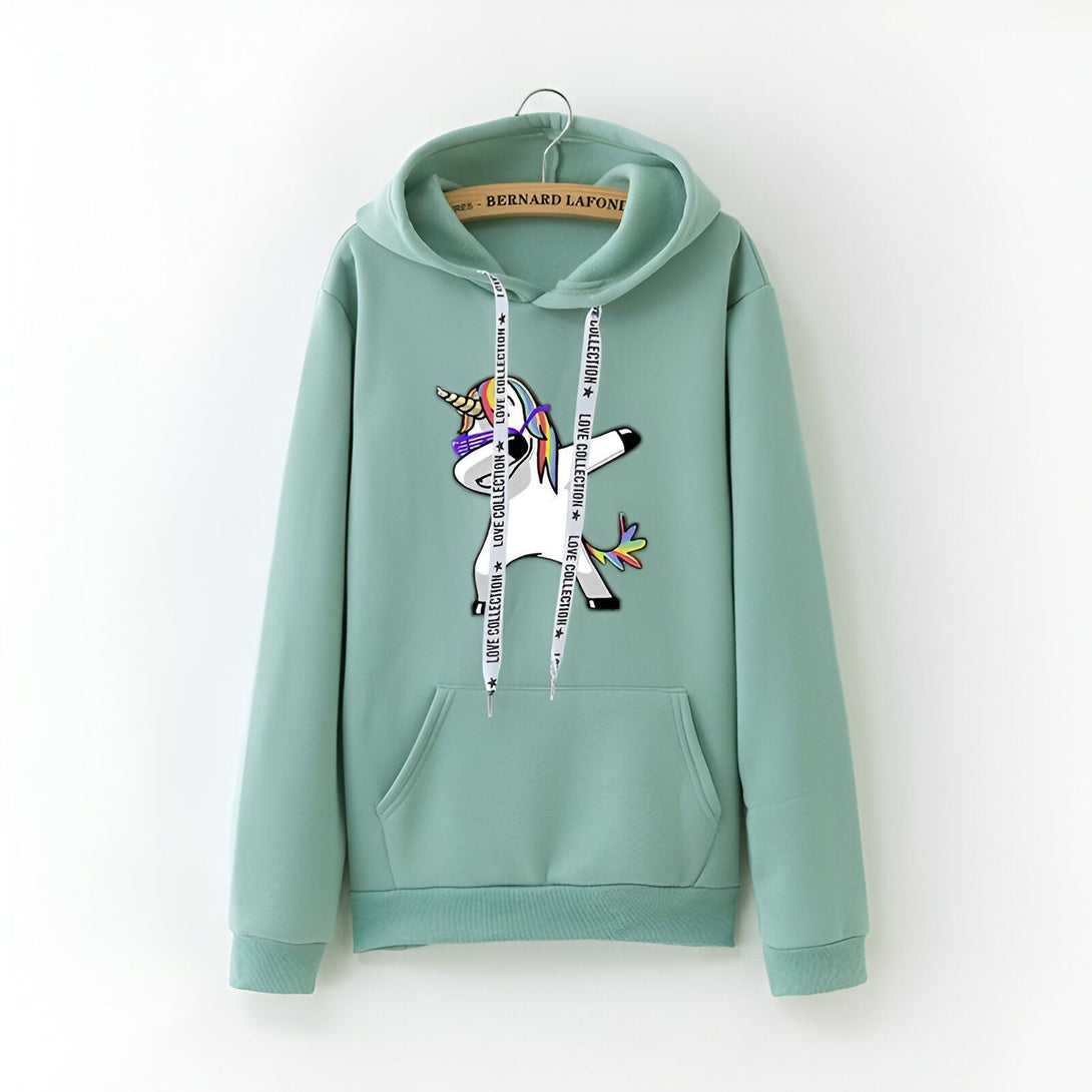 Une image d'un sweat à capuche vert avec une licorne qui fait un dab. La licorne porte des lunettes de soleil et a une crinière arc-en-ciel. Le sweat à capuche a des cordons de serrage blancs et une poche kangourou.