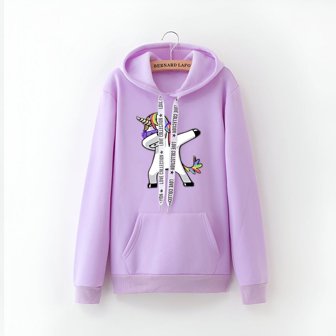 Une image d'un sweat à capuche violet avec une licorne qui fait un dab. La licorne a des lunettes de soleil et une crinière arc-en-ciel. Le sweat à capuche a des cordons de serrage blancs.