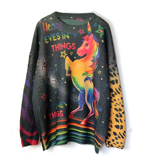 Gros plan sur un pull gris avec un motif de licorne arc-en-ciel, des étoiles, des rayures arc-en-ciel et des imprimés léopard sur la manche. Le pull a une encolure ras du cou et est posé à plat sur un fond blanc., 45502247502079,45502247534847,45502247567615,45502247600383,45502247633151,45502247665919,45502247698687,45502247731455 | Licorne Shop