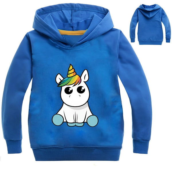 Une image d'un sweat à capuche bleu avec une licorne dessus. La licorne est blanche avec une crinière et une queue arc-en-ciel. Elle a de grands yeux bleus et est assise sur ses pattes arrière. Le sweat à capuche a une poche kangourou et des poignets et un ourlet côtelés.