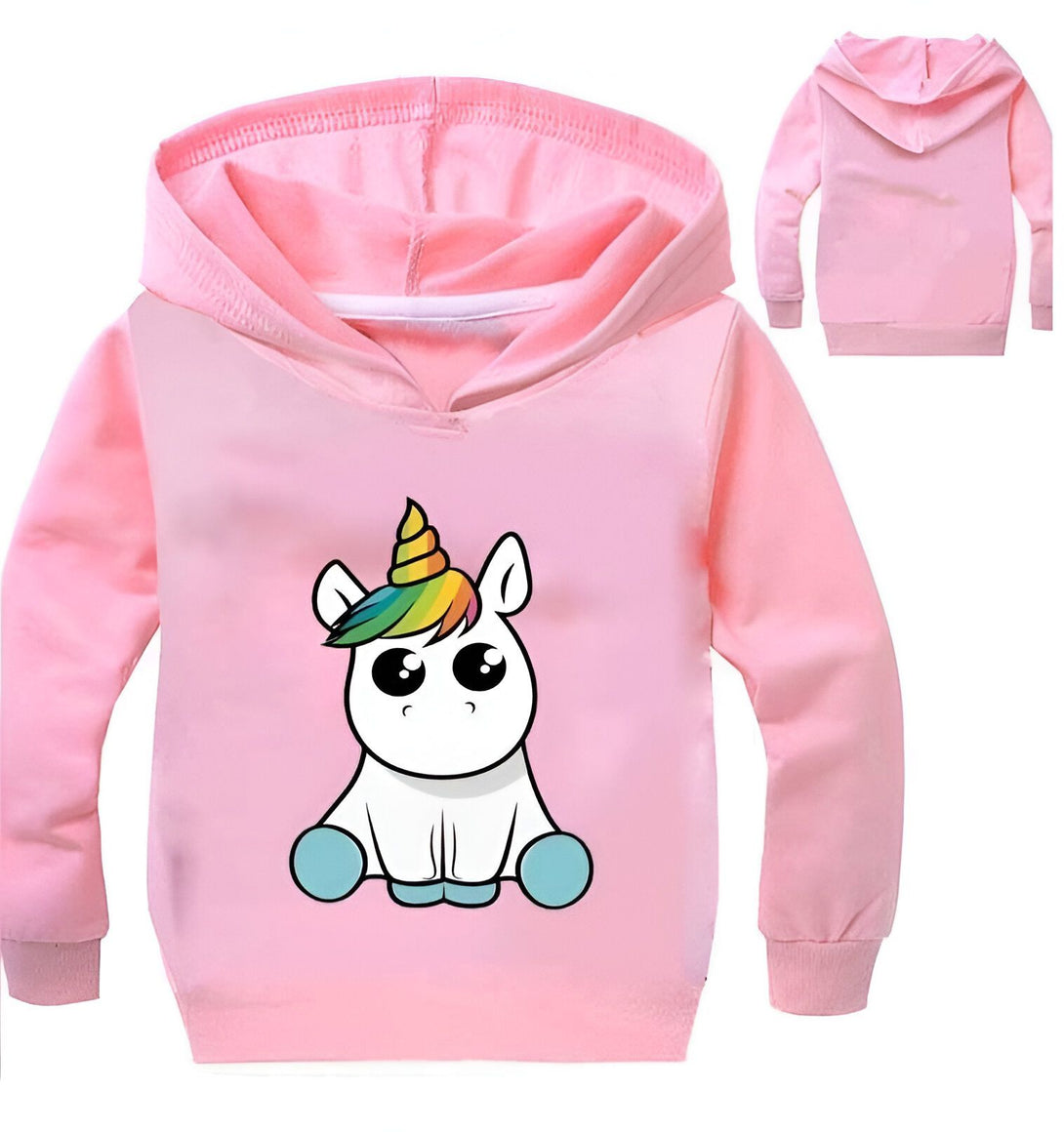 Une image d'un sweat à capuche rose pour enfant avec une licorne imprimée sur le devant. La licorne est blanche avec une crinière et une queue arc-en-ciel. Elle est assise sur ses pattes arrière et a les yeux bleus. Le sweat à capuche a une capuche doublée de polaire et des poignets et un ourlet côtelés.