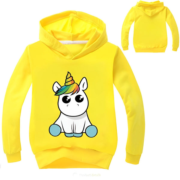 Une image d'un sweat à capuche jaune avec une licorne imprimée dessus. La licorne est blanche avec une crinière et une queue arc-en-ciel. Elle est assise sur ses pattes arrière et a les yeux fermés. Le sweat à capuche a une capuche doublée de polaire et des poignets et un ourlet côtelés.