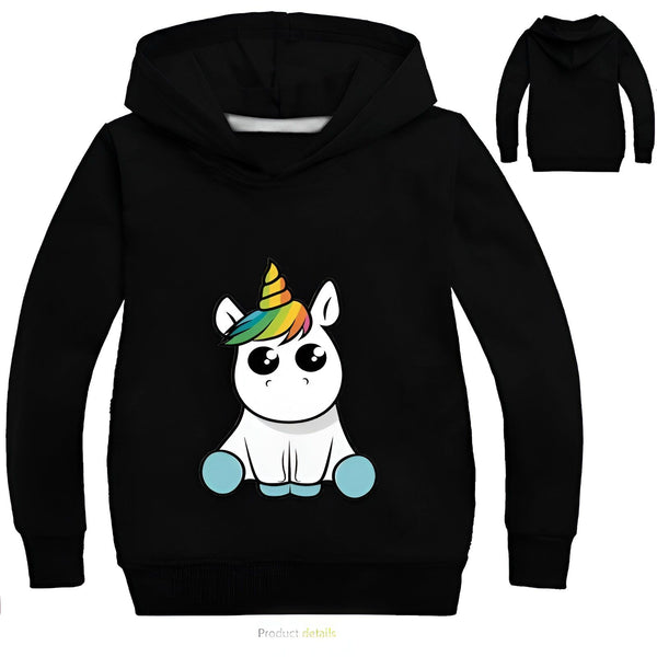 Une image d'un sweat à capuche noir avec une licorne dessus. La licorne est blanche avec une crinière et une queue arc-en-ciel. Elle a de grands yeux bleus et est assise sur ses pattes arrière. Le sweat à capuche a une capuche doublée de polaire et des poignets et un ourlet côtelés.