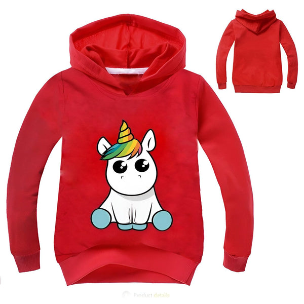 Une image d'un sweat à capuche rouge pour enfant avec une licorne imprimée sur le devant. La licorne est blanche avec une crinière et une queue arc-en-ciel. Elle a de grands yeux bleus et un petit nez rose. Le sweat à capuche est zippé et possède une capuche doublée de polaire.