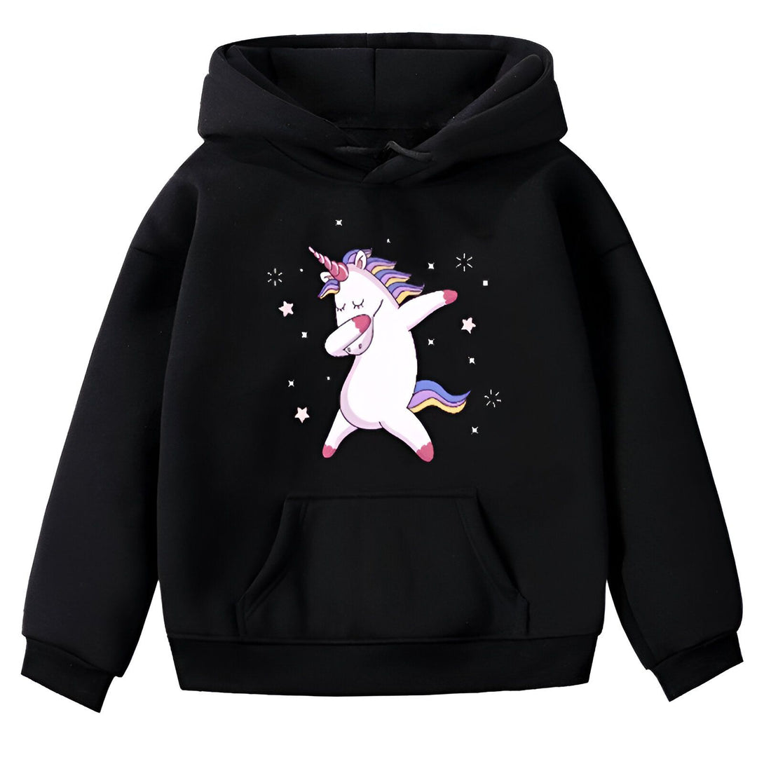 Une illustration d'une licorne blanche avec une crinière et une queue arc-en-ciel. La licorne est en train de danser le dab. Elle est entourée d'étoiles. Le dessin est sur un sweat à capuche noir.