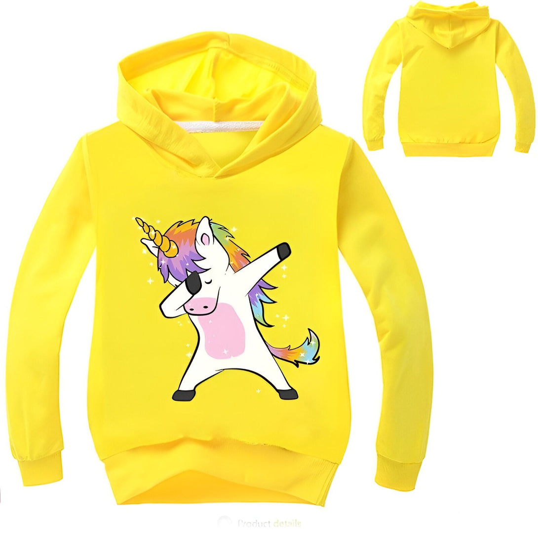 Une image d'un sweat à capuche jaune avec une licorne qui fait un dab. La licorne est blanche avec une crinière et une queue arc-en-ciel. Le sweat à capuche a une poche kangourou et des poignets côtelés.