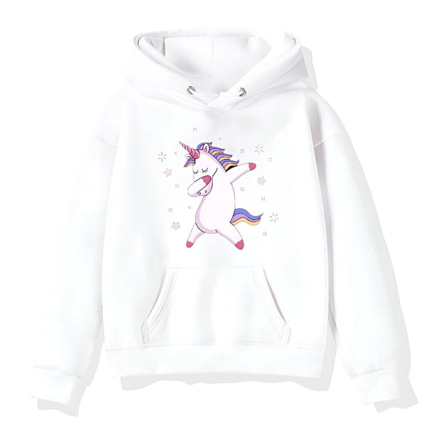 Une illustration d'une licorne blanche dansant le dab. La licorne a une crinière et une queue arc-en-ciel. Elle porte un sweat à capuche blanc avec des étoiles roses et bleues.