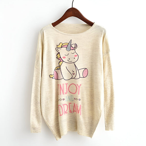 Chandail beige suspendu avec un motif de licorne kawaii et l'inscription « Enjoy and Dream ». Vêtement décontracté et mignon, idéal pour un look doux et confortable., 45502246584575,45502246617343,45502246650111,45502246682879,45502246715647,45502246748415,45502246781183,45502246813951 | Licorne Shop