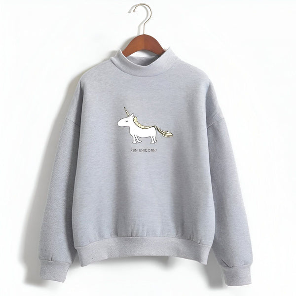 L'image représente un sweat-shirt gris avec un col montant. Il y a un dessin d'une licorne blanche avec une crinière et une queue jaunes. Le texte "Run unicorn !" est écrit en dessous de la licorne.