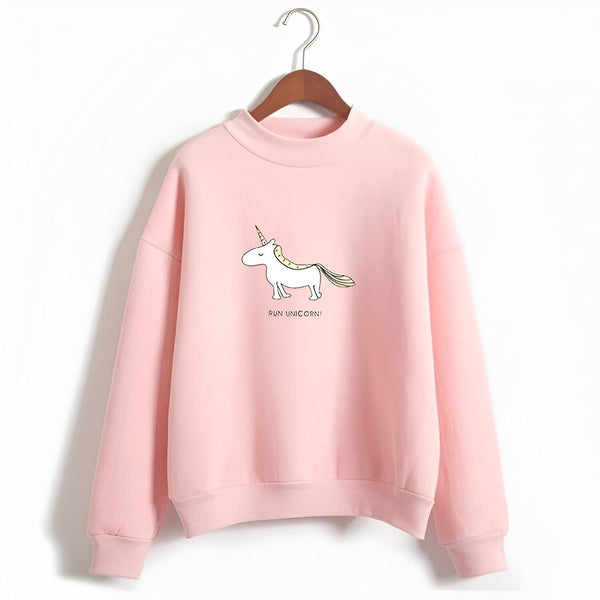 Une illustration d'un sweat-shirt rose à col montant avec un imprimé d'une licorne blanche avec une crinière et une queue jaunes et des étoiles jaunes sur le corps. Le texte "Run unicorn !" est écrit en dessous de la licorne.