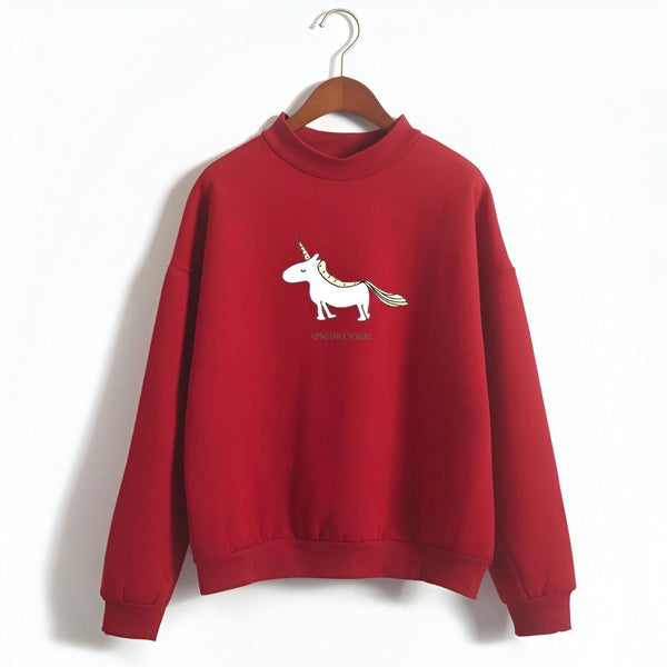 Une illustration d'une licorne blanche et jaune sur un sweat-shirt rouge.