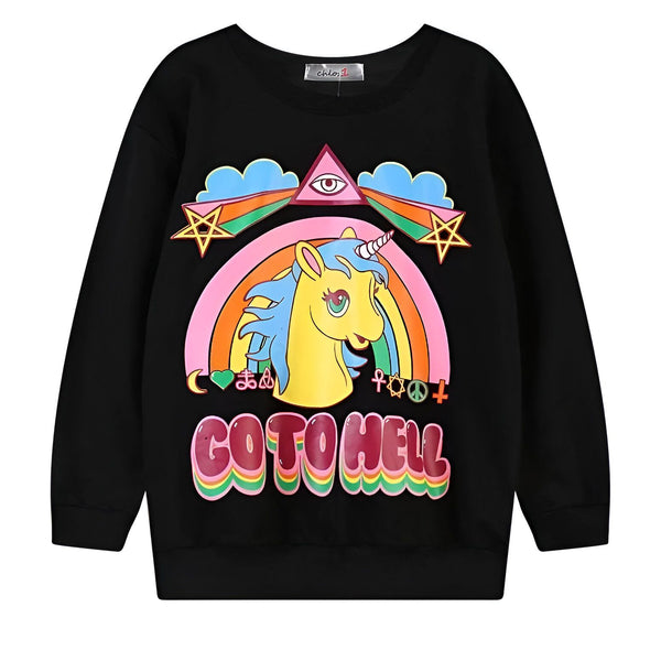 Une image d'un sweat-shirt noir avec un imprimé coloré représentant une licorne ailée jaune avec une crinière et une queue arc-en-ciel. La licorne est entourée d'étoiles, de lunes et de nuages. Au-dessus de la licorne, on peut lire "Go to Hell" et en dessous "kawaii".