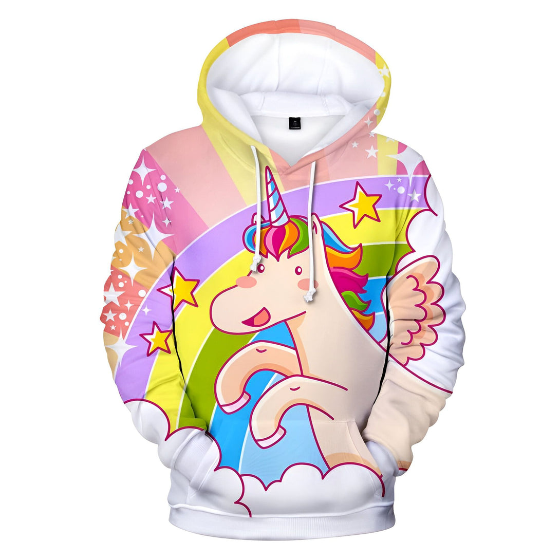 Une licorne blanche avec une crinière et une queue arc-en-ciel. Elle a des ailes roses et jaunes et est debout sur un nuage. Il y a un arc-en-ciel et des étoiles multicolores en arrière-plan.
