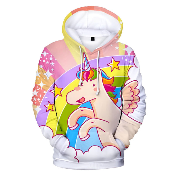 Une licorne blanche avec une crinière et une queue arc-en-ciel. Elle a des ailes roses et jaunes et est debout sur un nuage. Il y a un arc-en-ciel et des étoiles multicolores en arrière-plan.