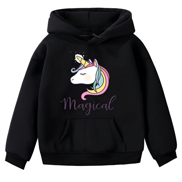 L'image représente un sweat à capuche noir avec une licorne. La licorne est blanche avec une crinière et une queue arc-en-ciel. Elle a les yeux fermés et porte un collier avec un pendentif en forme de cœur. Le sweat à capuche est également noir avec des poches et un cordon de serrage. Il est écrit "Magical" en violet sur la poitrine.