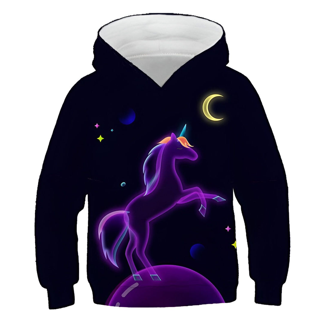 L'image représente un sweat à capuche noir avec une image de licorne violette brillante. La licorne se tient sur une boule violette et il y a des étoiles et des lunes autour d'elle. Le sweat à capuche est parfait pour les enfants qui aiment les licornes et les vêtements de style kawaii.