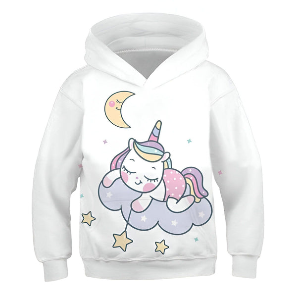 Une illustration d'une licorne endormie sur un nuage. La licorne est blanche avec une crinière et une queue arc-en-ciel. Elle porte un collier avec un pendentif en forme de lune. Le nuage est blanc et a une forme de croissant de lune. Il y a des étoiles jaunes et roses autour de la licorne. La capuche est blanche avec un cordon rose.