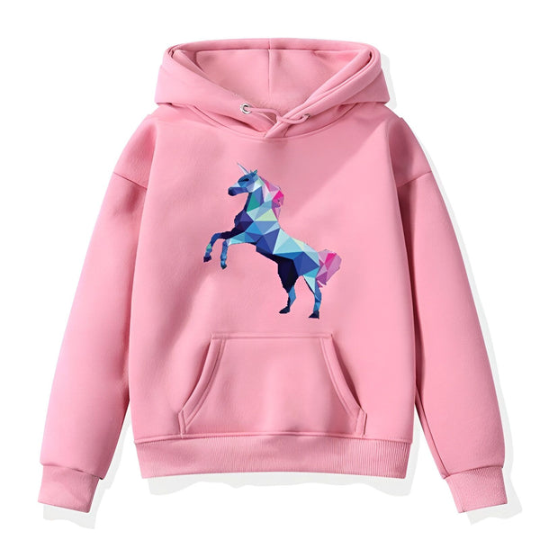 Une illustration d'une licorne rose composée de polygones multicolores sur un sweat à capuche rose.