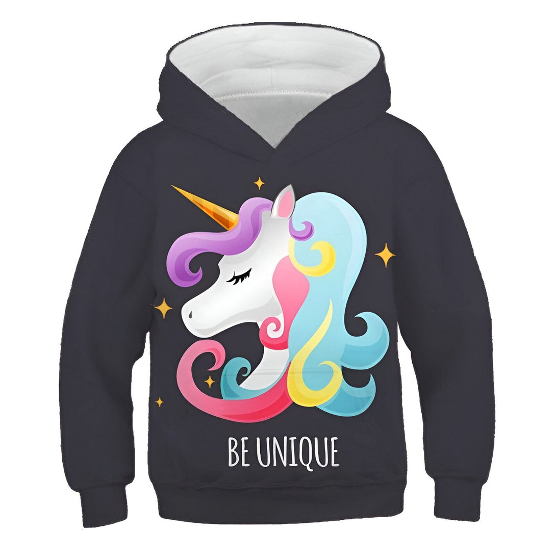 L'image montre un sweat à capuche noir avec une capuche blanche. Il y a une image d'une licorne sur le devant du sweat à capuche. La licorne est blanche avec une crinière et une queue arc-en-ciel. Il y a des étoiles autour de la licorne. Le texte "Be Unique" est écrit sous la licorne.