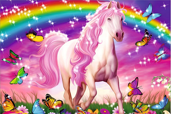 Image d'un cheval rose et blanc avec une crinière rose, entouré de papillons et de fleurs, sous un arc-en-ciel scintillant. Illustration fantastique pour enfants., 45501393567999 | Licorne Shop