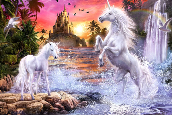 Deux licornes blanches dans un paysage fantastique avec des chutes d'eau, des palmiers, des oiseaux et un château au coucher du soleil., 45501390487807 | Licorne Shop