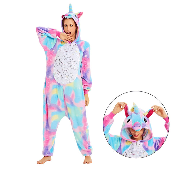 Femme en pyjama combinaison licorne à motifs pastel et détails blancs, capuche avec corne et oreilles, geste de surprise. Gros plan du visage avec la capuche tenue par les mains., 45502373658879,45502373691647,45502373724415,45502373757183,45502373789951,45502373822719,45502373855487,45502373888255 | Licorne Shop