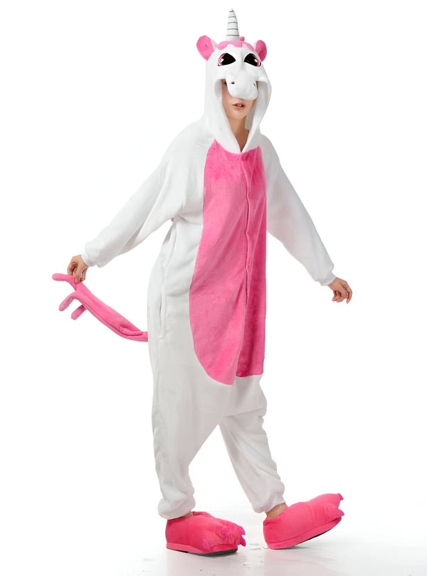 Femme portant un pyjama-combinaison d'hiver en forme de licorne rose et blanche, avec une capuche, une queue et des pantoufles assorties. Costume confortable et amusant pour se détendre à la maison., 45502022058239,45502022091007,45502022123775,45502022156543,45502022189311,45502022222079,45502022254847,45502022287615 | Licorne Shop
