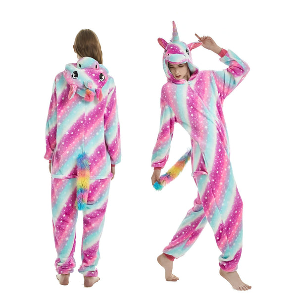 Deux personnes portant un pyjama licorne à rayures roses et bleues avec des étoiles blanches, capuche en forme de tête de licorne et queue multicolore. La personne de gauche est vue de dos, tandis que la personne de droite est vue de face, posant joyeusement., 45502001643775,45502001676543,45502001709311,45502001742079,45502001774847,45502001807615,45502001840383,45502001873151 | Licorne Shop