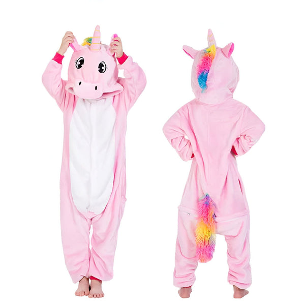 Vue avant et arrière d'une personne portant un pyjama de licorne rose en peluche avec une crinière et une queue colorées. Conception détaillée de la capuche avec une corne et des oreilles. Tissu doux et confortable., 45501982245119,45501982277887,45501982310655,45501982343423,45501982376191,45501982408959,45501982441727,45501982474495 | Licorne Shop