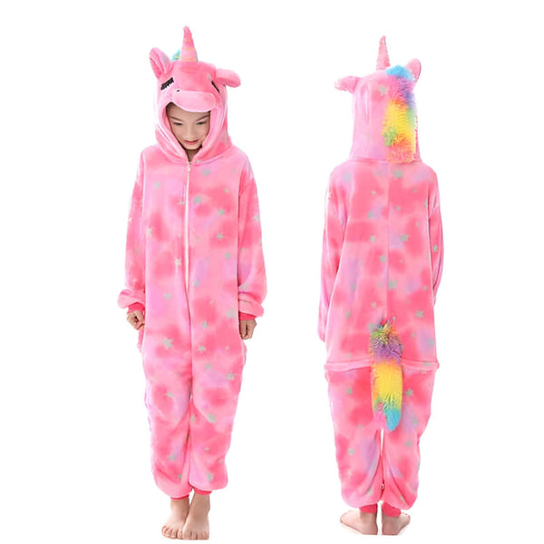 Vue avant et arrière d'une fille portant un pyjama rose à capuche en forme de licorne, avec une crinière et une queue arc-en-ciel. Le pyjama est orné d'étoiles et de motifs nuageux roses., 45501975953663,45501976150271,45501976314111,45501976412415,45501976543487,45501976707327,45501976838399,45501976936703 | Licorne Shop