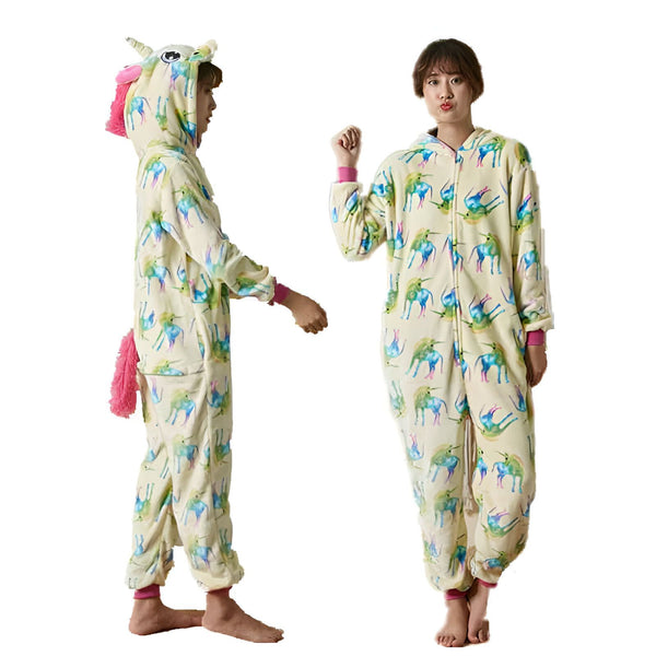 Deux jeunes femmes portant des pyjamas intégraux à capuche de style licorne avec des motifs d'animaux sur un fond beige. Les pyjamas sont dotés d'une queue rose et d'une capuche avec une corne de licorne., 45502356029695,45502356062463,45502356095231,45502356127999,45502356160767,45502356193535,45502356226303,45502356259071 | Licorne Shop