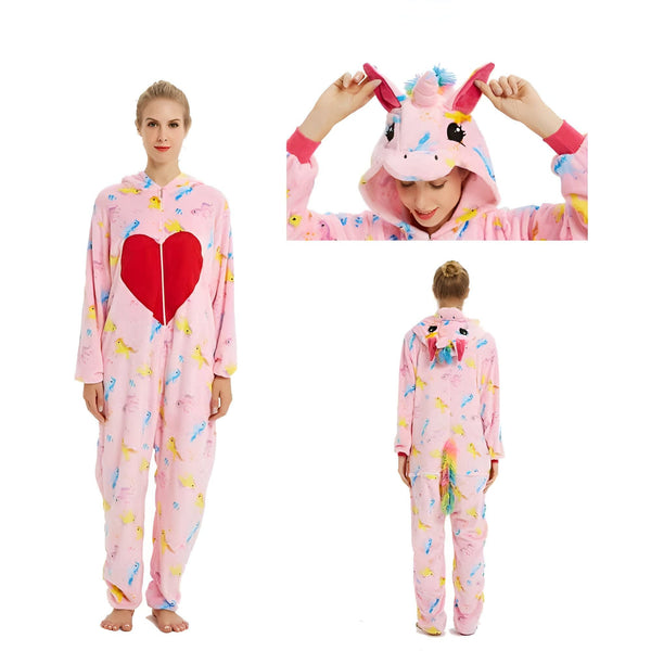 Combinaison pyjama licorne rose pour femme, avec un grand cœur rouge sur le devant et une capuche avec une tête de licorne. Vue de face et de dos, détails de la capuche. Idéal pour se détendre à la maison., 45502001316095,45502001348863,45502001381631,45502001414399,45502001447167,45502001479935,45502001512703,45502001545471 | Licorne Shop